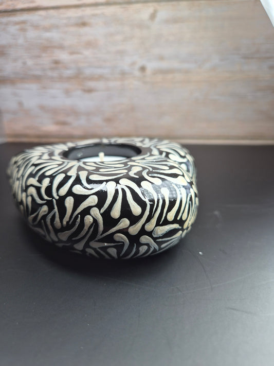 Heart-shaped candleholder - black & white