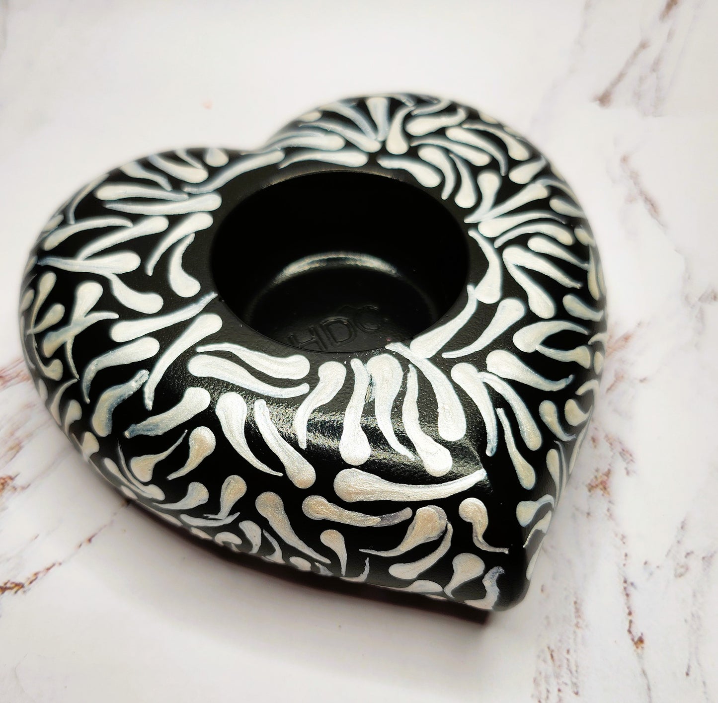 Heart-shaped candleholder - black & white