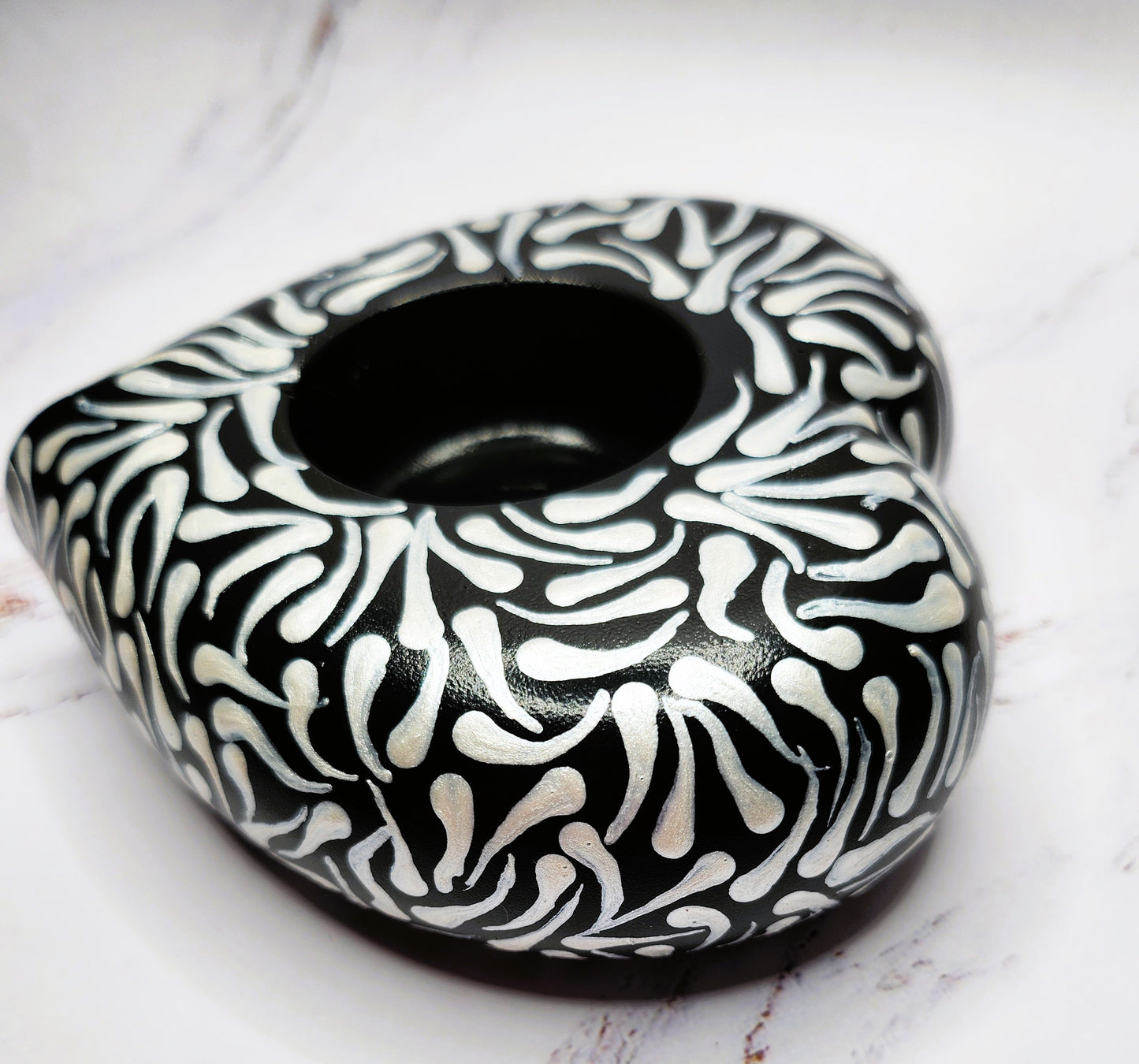 Heart-shaped candleholder - black & white
