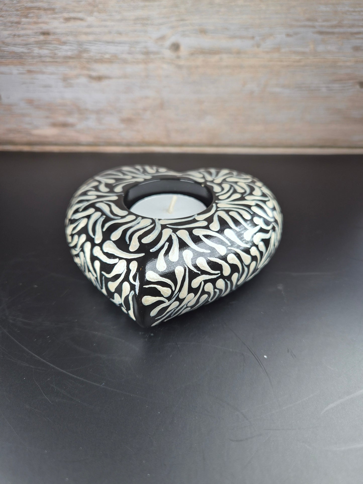 Heart-shaped candleholder - black & white