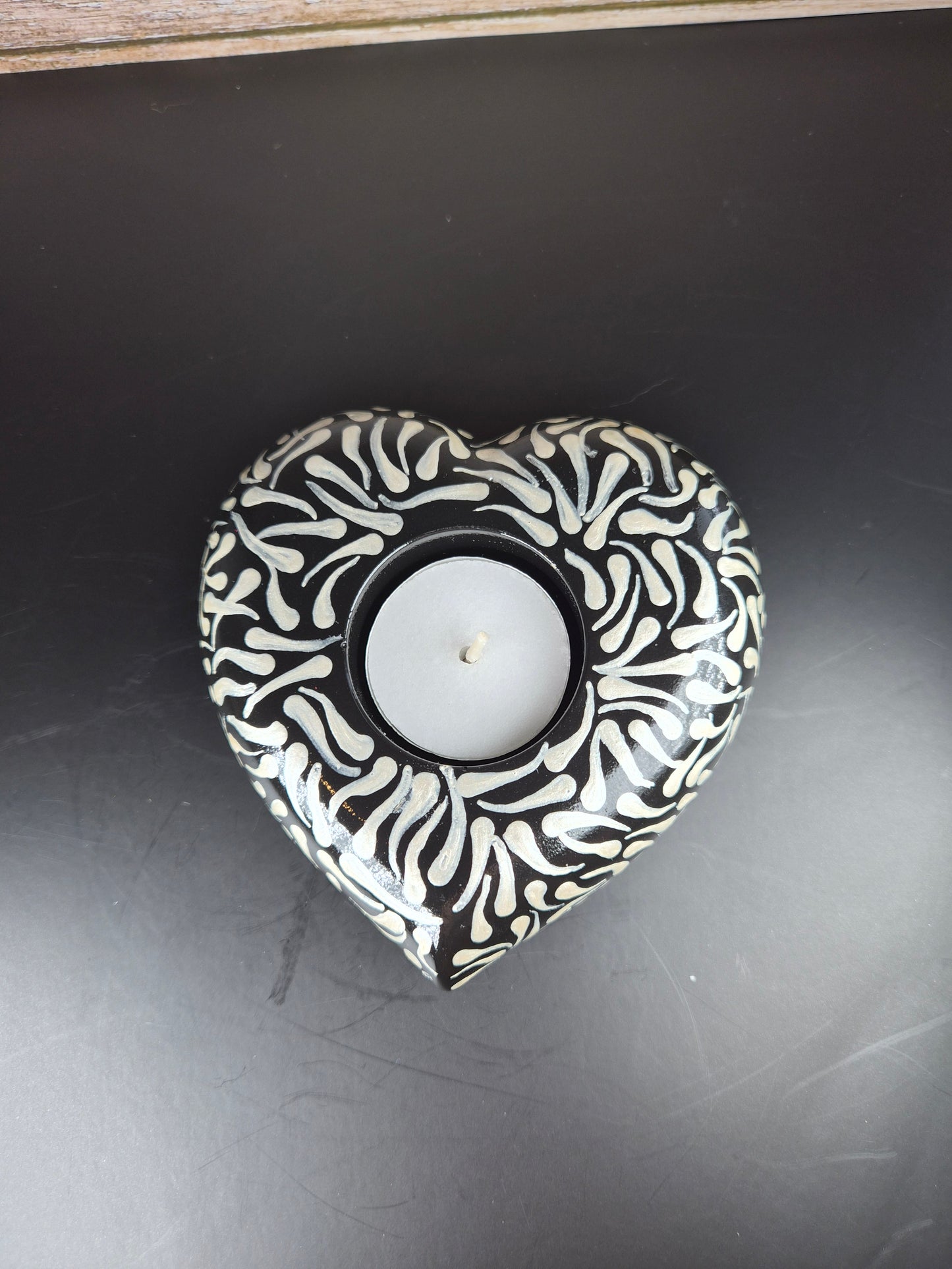 Heart-shaped candleholder - black & white
